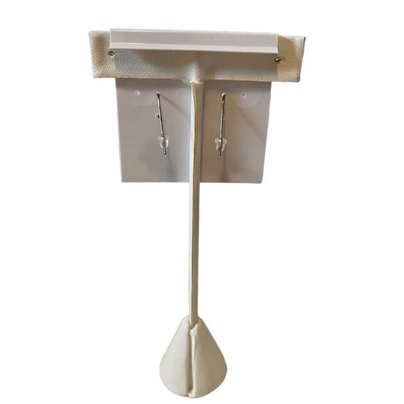 Chaps. Sliver & Purplish/Gray Toned Flower Shaped Earrings. - Picture 6 of 7